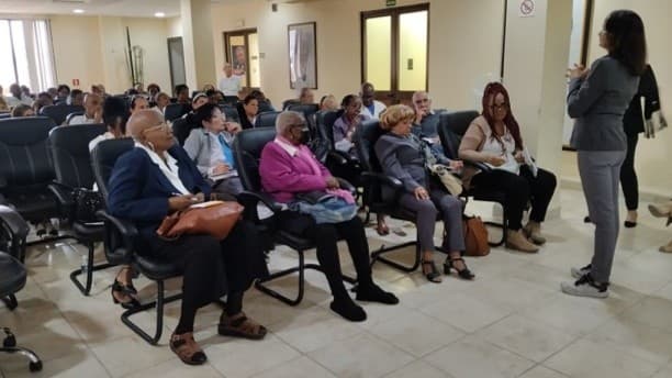 Oficiales de salón de Banco Metropolitano en cita por la eficiencia