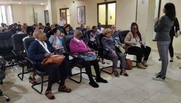 Oficiales de salón de Banco Metropolitano en cita por la eficiencia