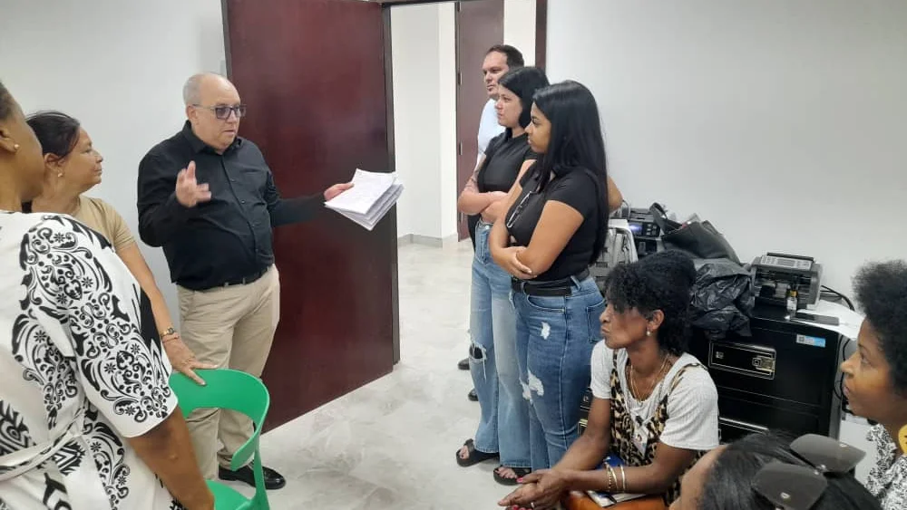 Vicepresidente del BCC sostiene encuentro con integrantes de la Mipyme MEC S.UR.L.