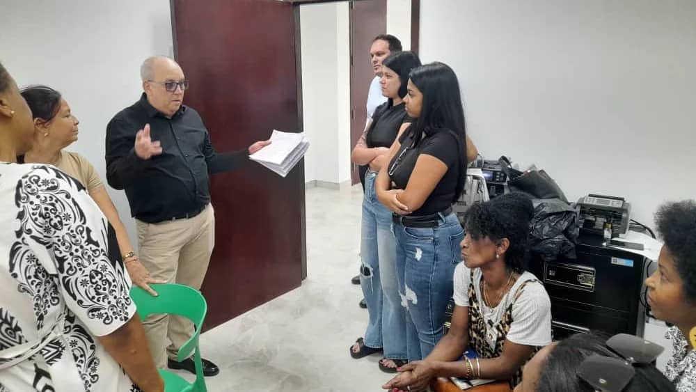 Vicepresidente del BCC sostiene encuentro con integrantes de la Mipyme MEC S.UR.L.