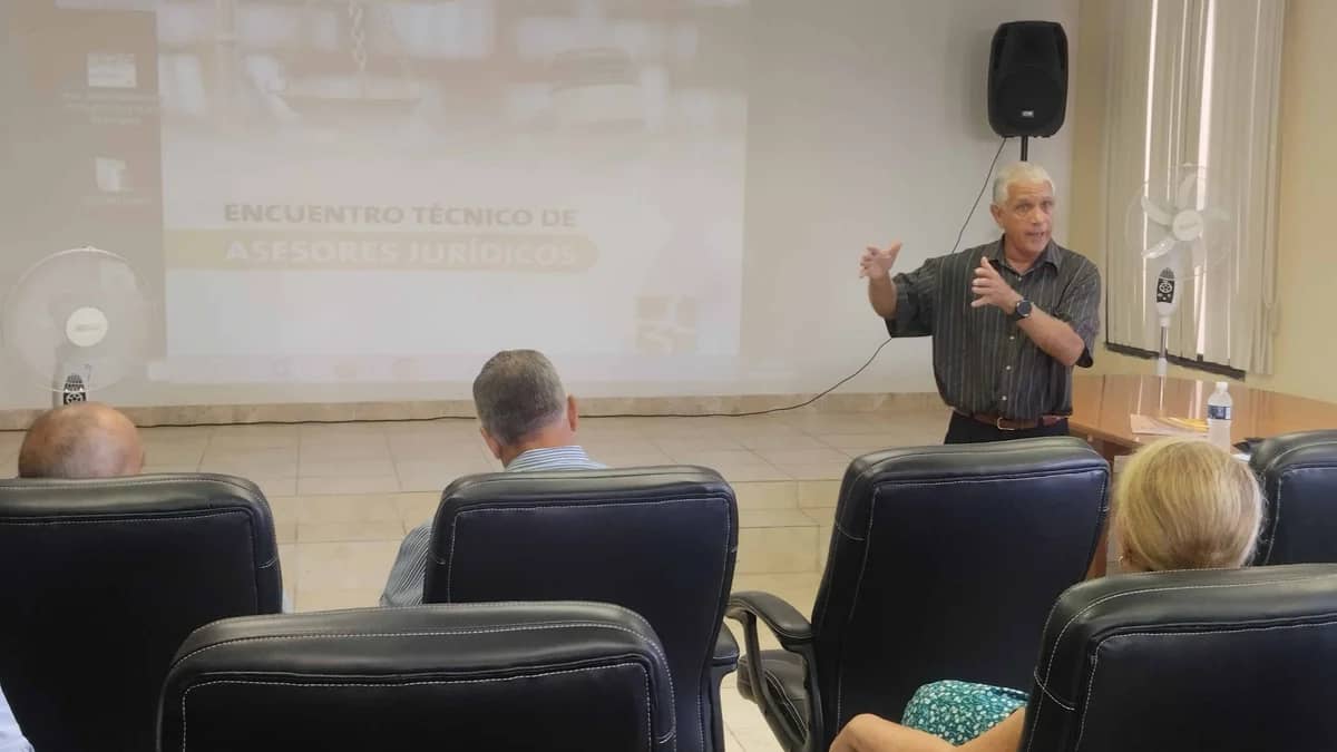 Desde el debate y la reflexión festejan juristas de Metropolitano su día