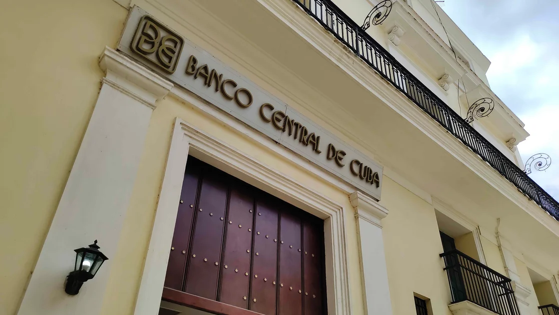Parlamento cubano debatió sobre posibles transformaciones del sistema bancario y tributario en la Isla