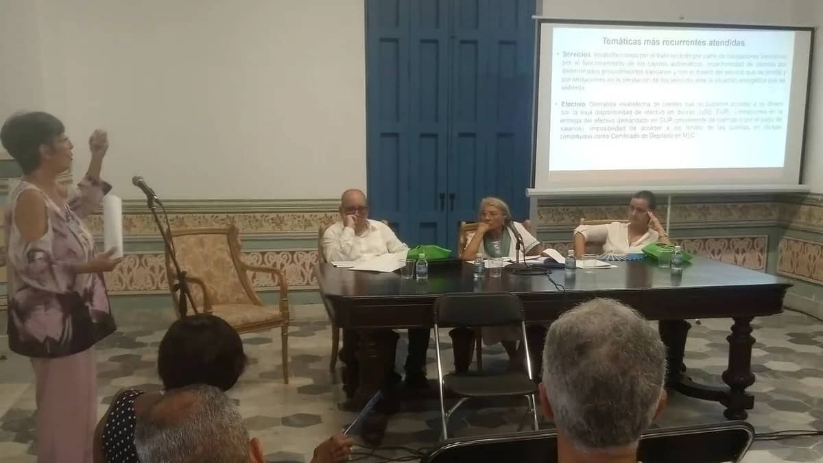 A debate Atención a la ciudadanía, en cita con bancarios cubanos