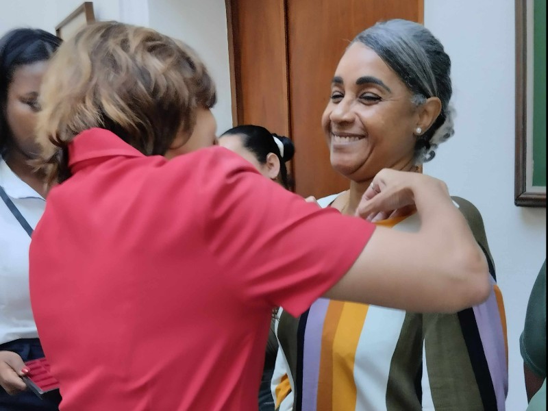 Trabajadores del BCCC reciben sellos por años de servicios