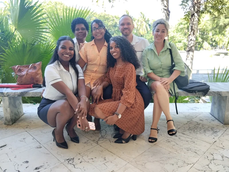 Jóvenes en celebración del dia del trabajador bancario