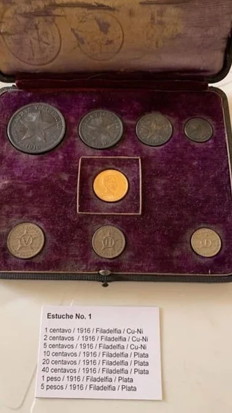 Primer estuche de la Colección Menocal (Museo Numismático Nacional de Cuba)[1]