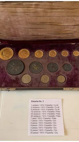 Tercer estuche de la Colección Menocal (Museo Numismático Nacional de Cuba)