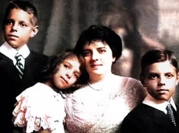 Fotografía de la esposa de Menocal, Mariana Seva Rodríguez, junto a sus hijos (de izquierda a derecha) Mario, Georgina y Raúl García-Menocal y Seva